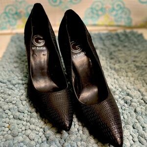 Black Guess pointed toe pumps crocodile print size 7